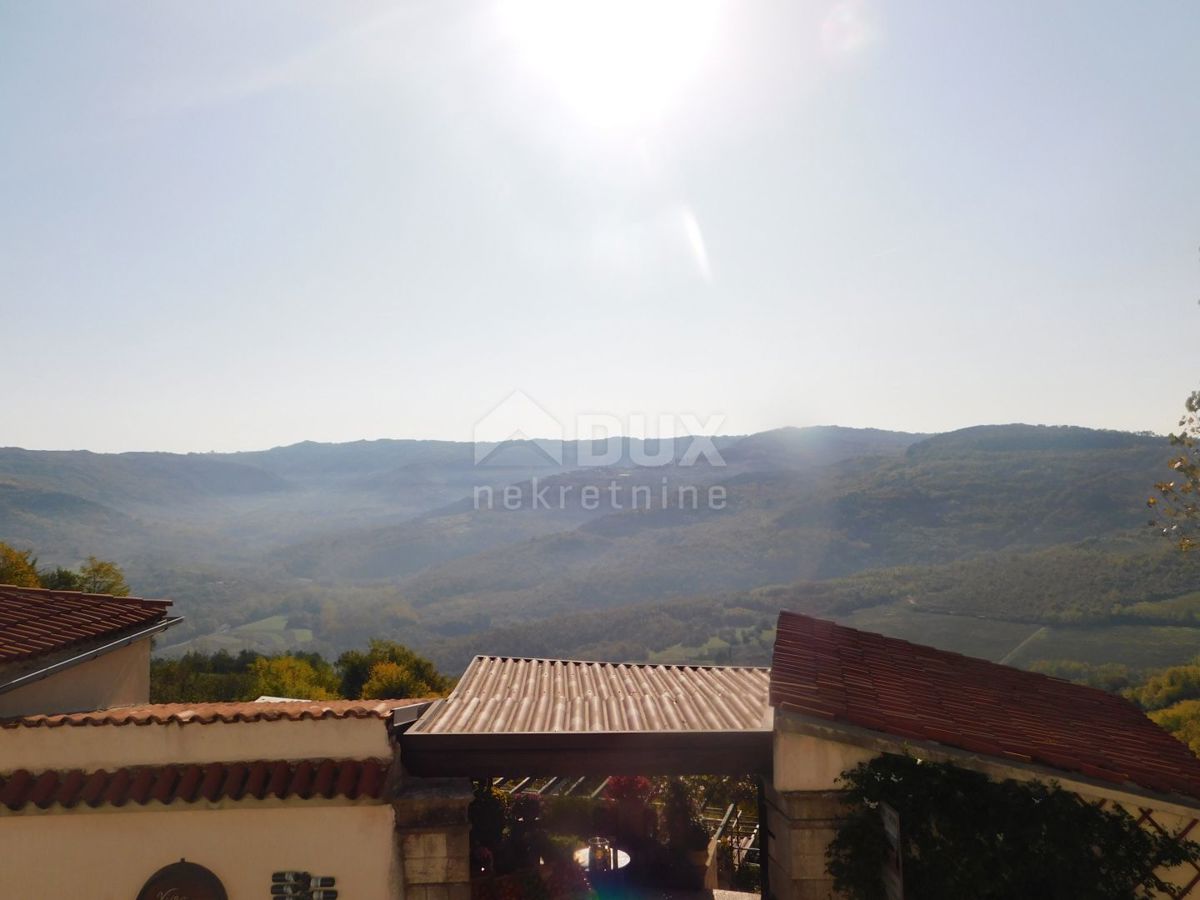 ISTRIA, MOTOVUN - casa nel centro di Montona con due appartamenti e cortile