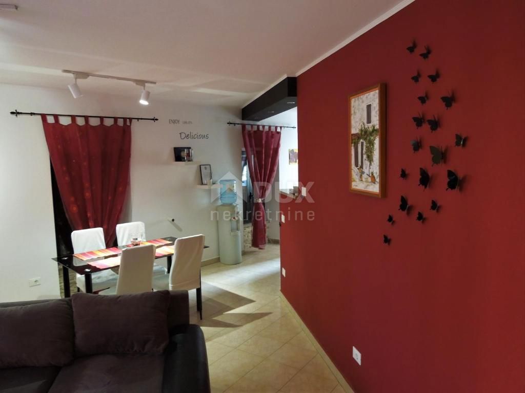 ISTRIA, MOTOVUN - casa nel centro di Montona con due appartamenti e cortile