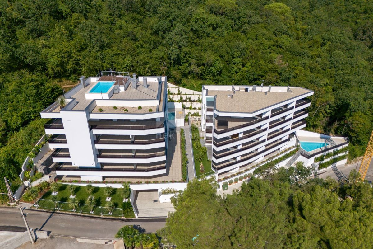 OPATIJA, CENTRO - lussuoso appartamento in un nuovo edificio con vista mare, piscina in comune, garage