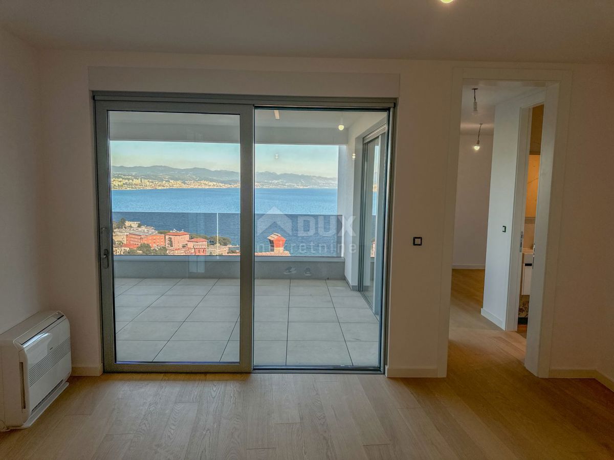 OPATIJA, CENTRO - lussuoso appartamento in un nuovo edificio con vista mare, piscina in comune, garage