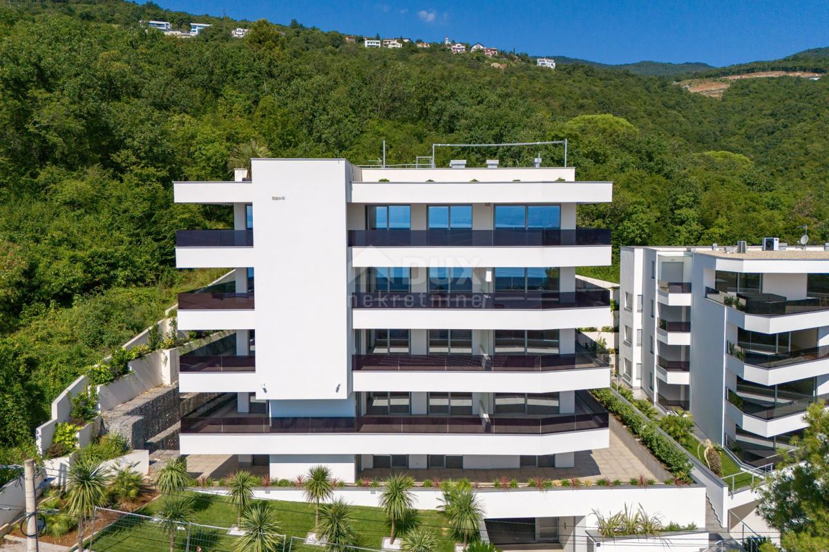 OPATIJA, CENTRO - lussuoso appartamento in un nuovo edificio con vista mare, piscina in comune, garage