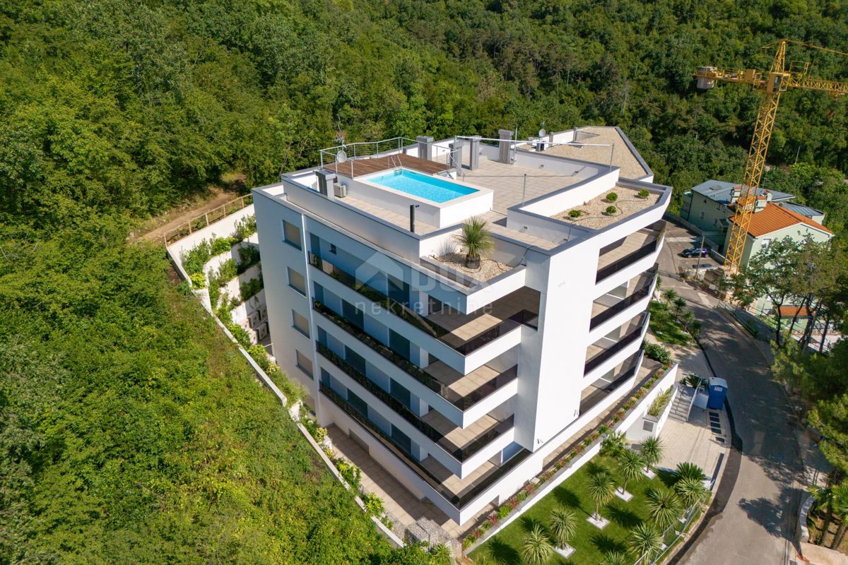 OPATIJA, CENTRO - lussuoso appartamento in un nuovo edificio con vista mare, piscina in comune, garage