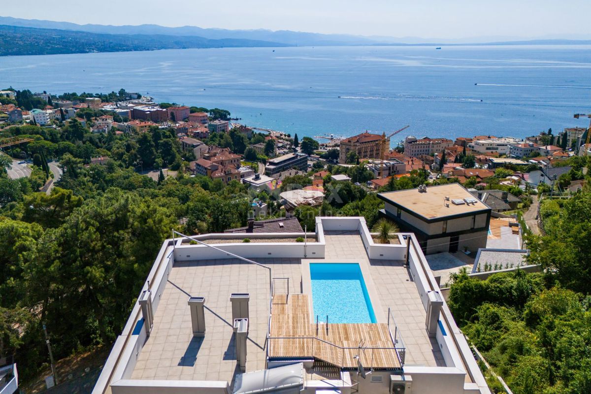 OPATIJA, CENTRO - lussuoso appartamento in un nuovo edificio con vista mare, piscina in comune, garage