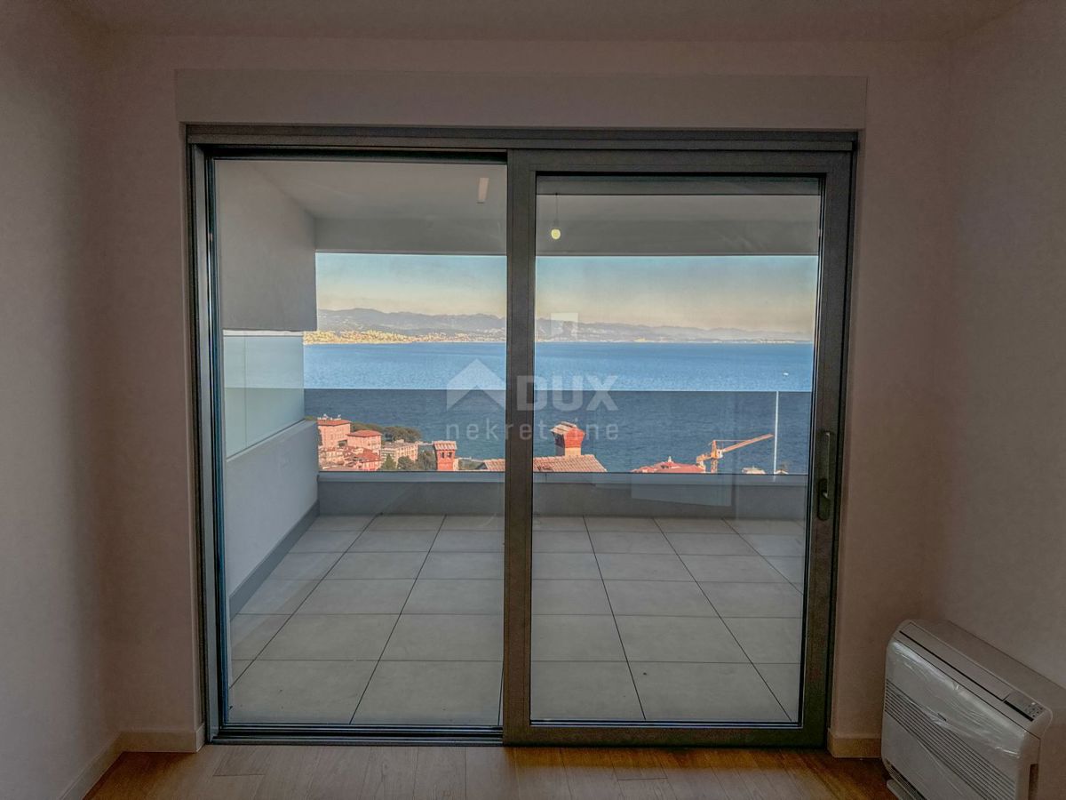 OPATIJA, CENTRO - lussuoso appartamento in un nuovo edificio con vista mare, piscina in comune, garage