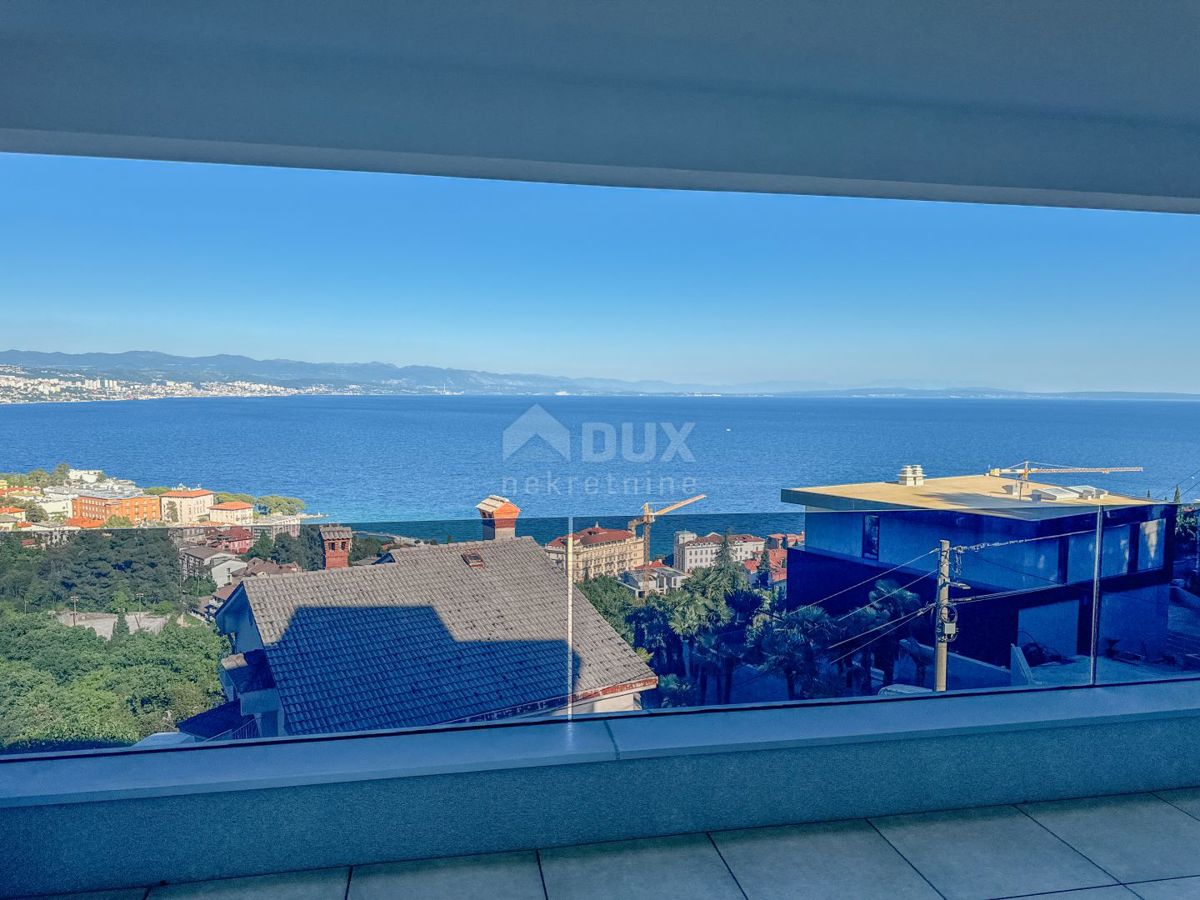 OPATIJA, CENTRO - lussuoso appartamento in un nuovo edificio con vista mare, piscina in comune, garage