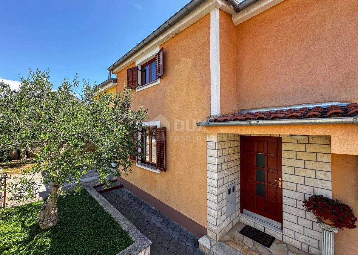 RIBNICA, OBROVAC - OCCASIONE! Casa 1a fila al mare + barca e posto barca