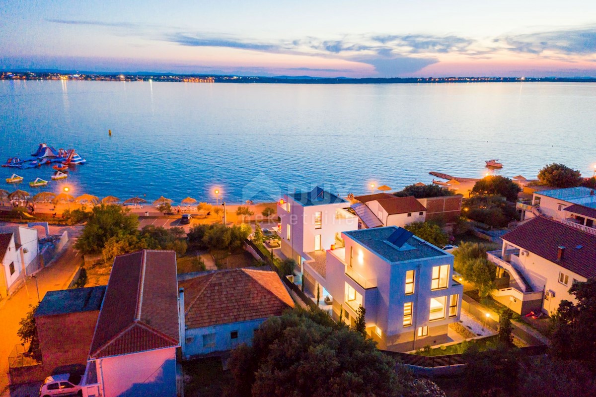 ZADAR, VRSI - Lussuose ville gemelle 1a fila al mare