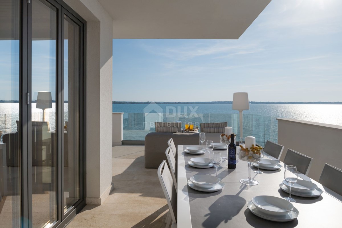 ZADAR, VRSI - Lussuose ville gemelle 1a fila al mare