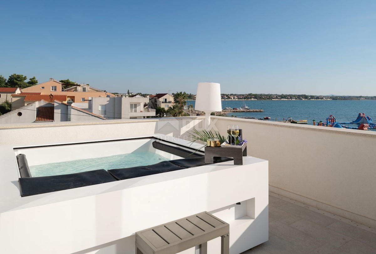 ZADAR, VRSI - Lussuose ville gemelle 1a fila al mare