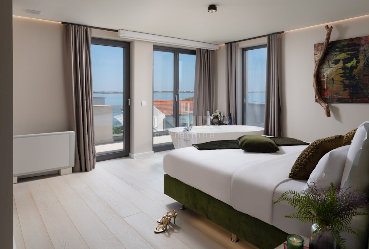 ZADAR, VRSI - Lussuose ville gemelle 1a fila al mare