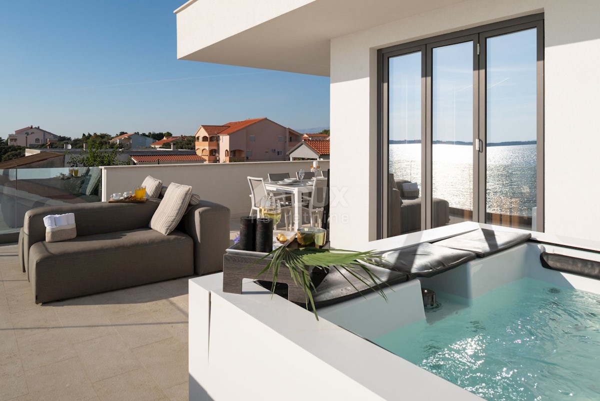 ZADAR, VRSI - Lussuose ville gemelle 1a fila al mare