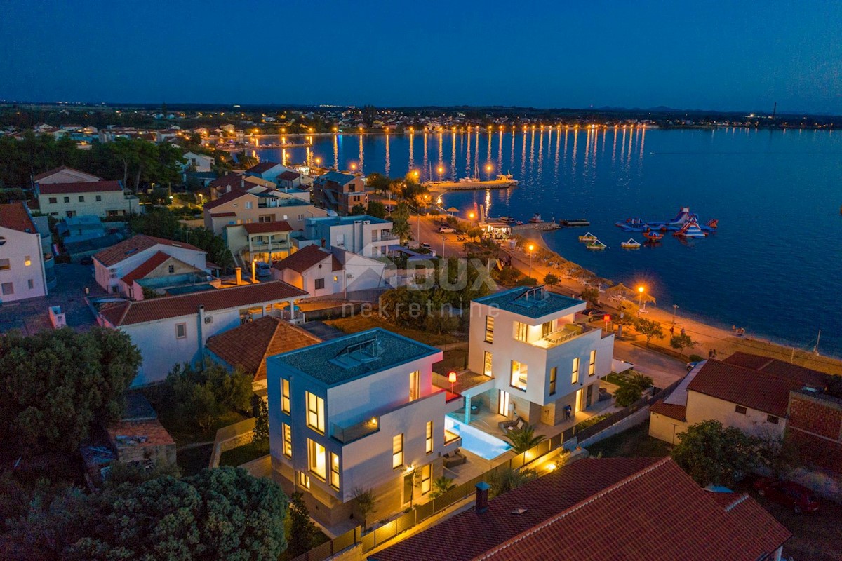 ZADAR, VRSI - Lussuose ville gemelle 1a fila al mare