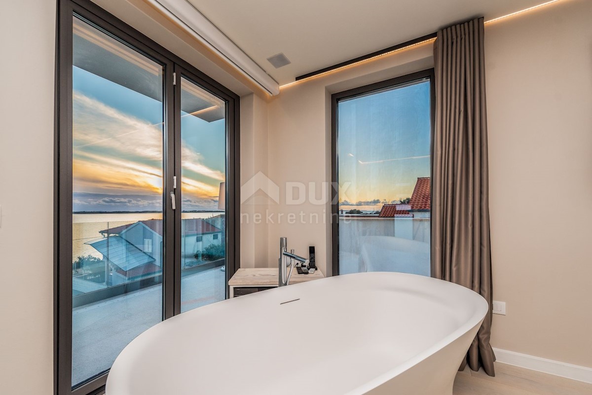 ZADAR, VRSI - Lussuose ville gemelle 1a fila al mare