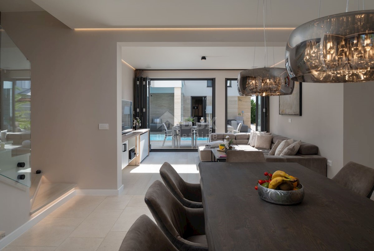 ZADAR, VRSI - Lussuose ville gemelle 1a fila al mare