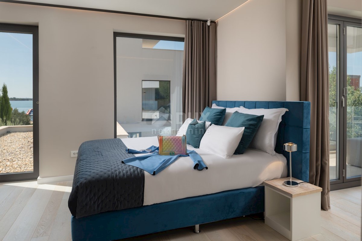 ZADAR, VRSI - Lussuose ville gemelle 1a fila al mare