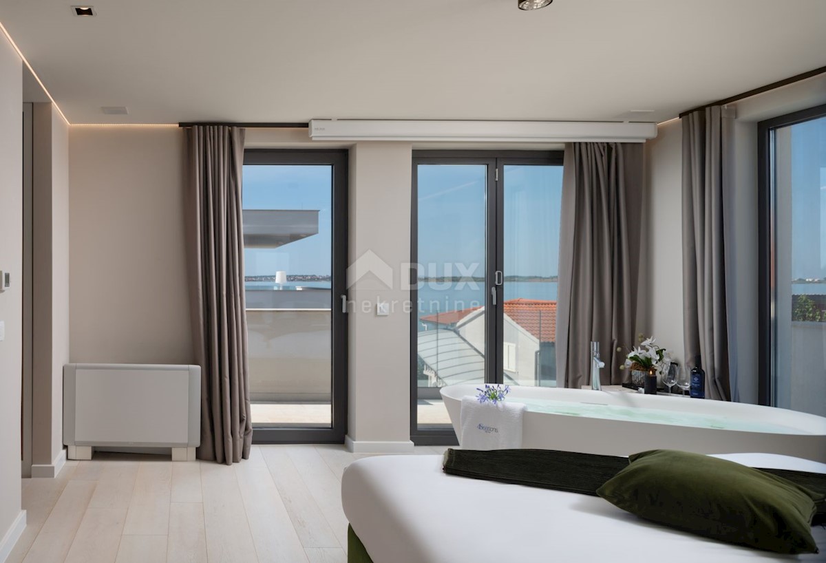 ZADAR, VRSI - Lussuose ville gemelle 1a fila al mare