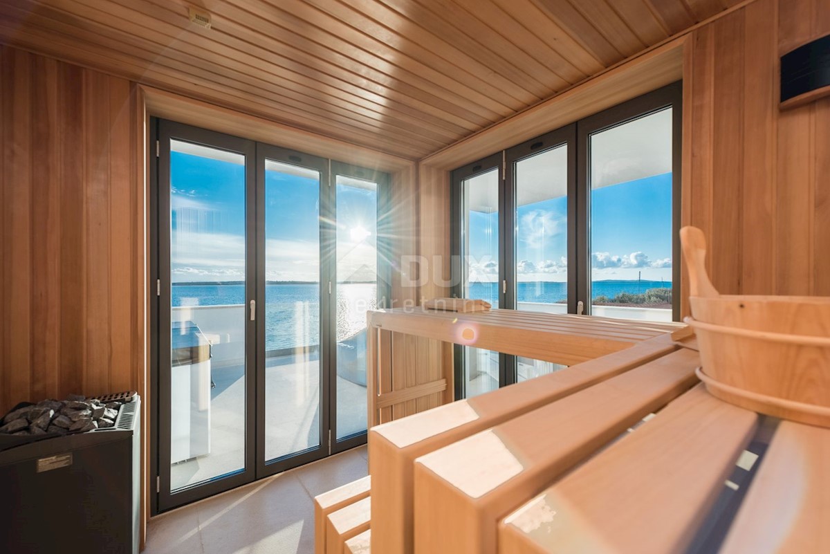 ZADAR, VRSI - Lussuose ville gemelle 1a fila al mare