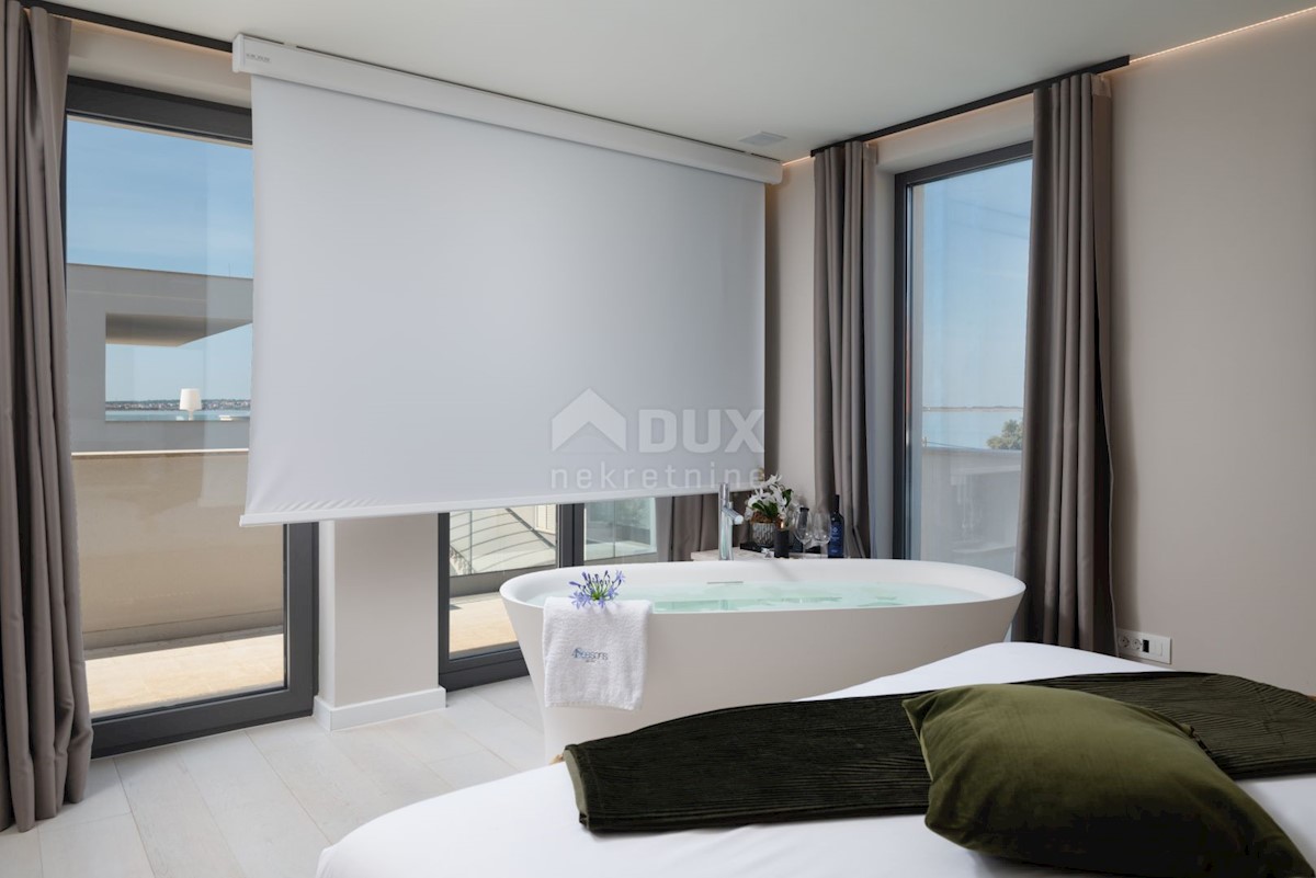 ZADAR, VRSI - Lussuose ville gemelle 1a fila al mare