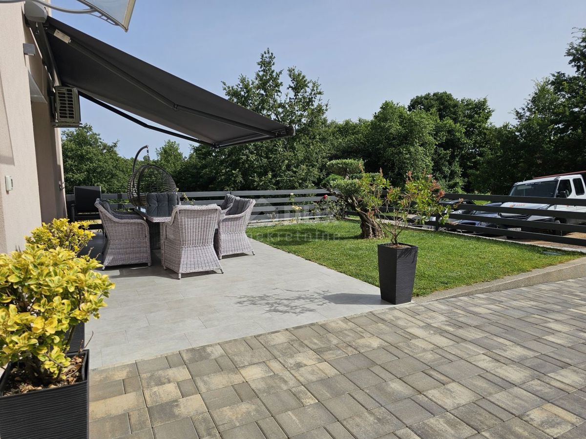 ISTRIA, PARENZO - Casa bifamiliare con tre unità abitative 