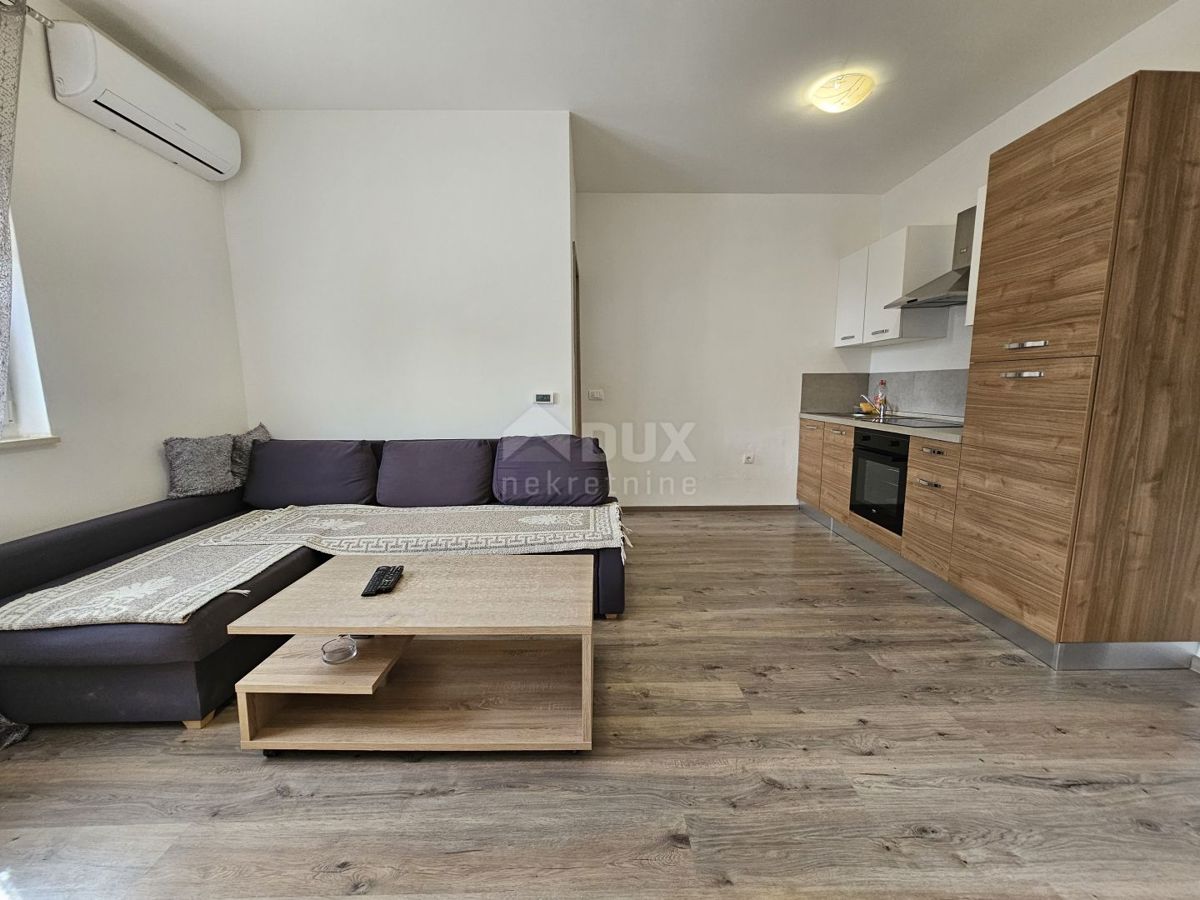 ISTRIA, PARENZO - Casa bifamiliare con tre unità abitative 