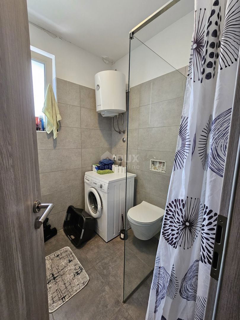 ISTRIA, PARENZO - Casa bifamiliare con tre unità abitative 