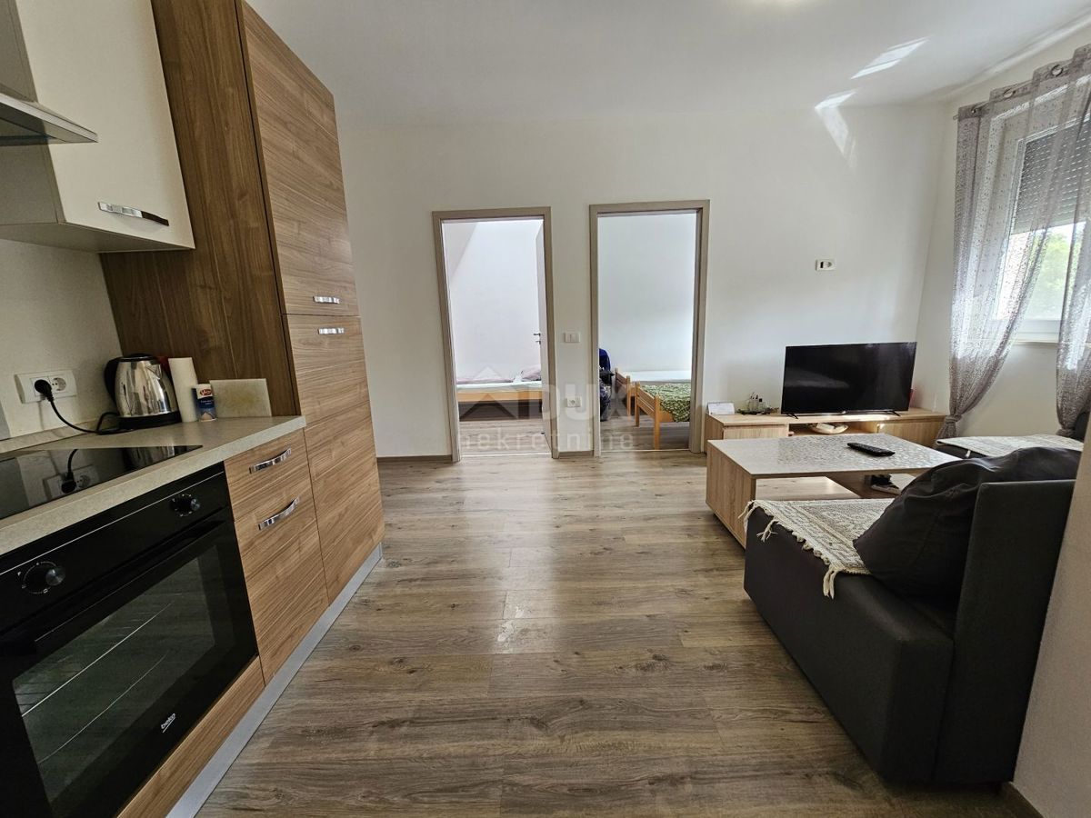 ISTRIA, PARENZO - Casa bifamiliare con tre unità abitative 