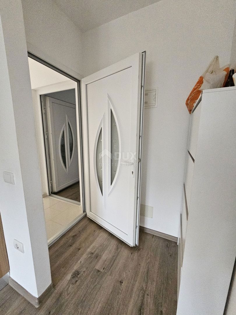 ISTRIA, PARENZO - Casa bifamiliare con tre unità abitative 