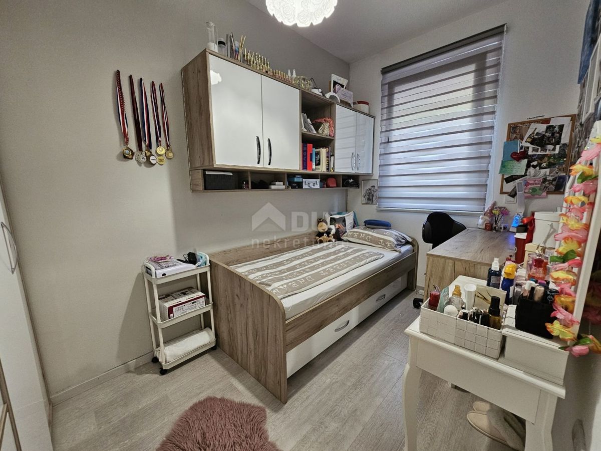 ISTRIA, PARENZO - Casa bifamiliare con tre unità abitative 