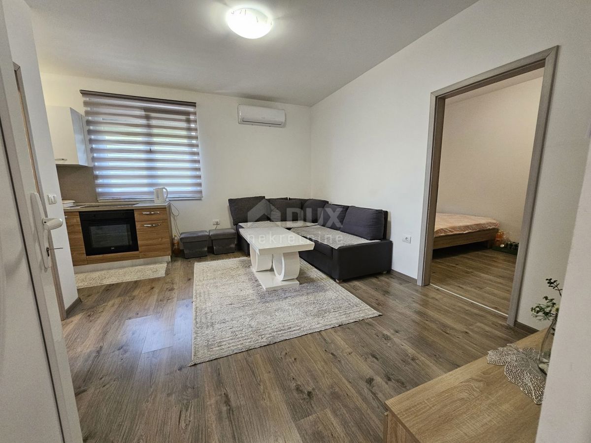 ISTRIA, PARENZO - Casa bifamiliare con tre unità abitative 