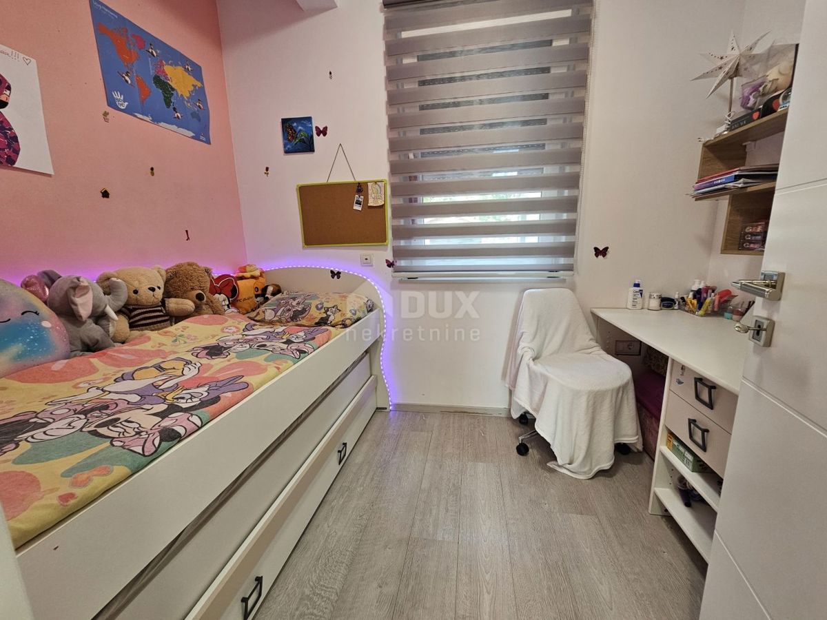 ISTRIA, PARENZO - Casa bifamiliare con tre unità abitative 