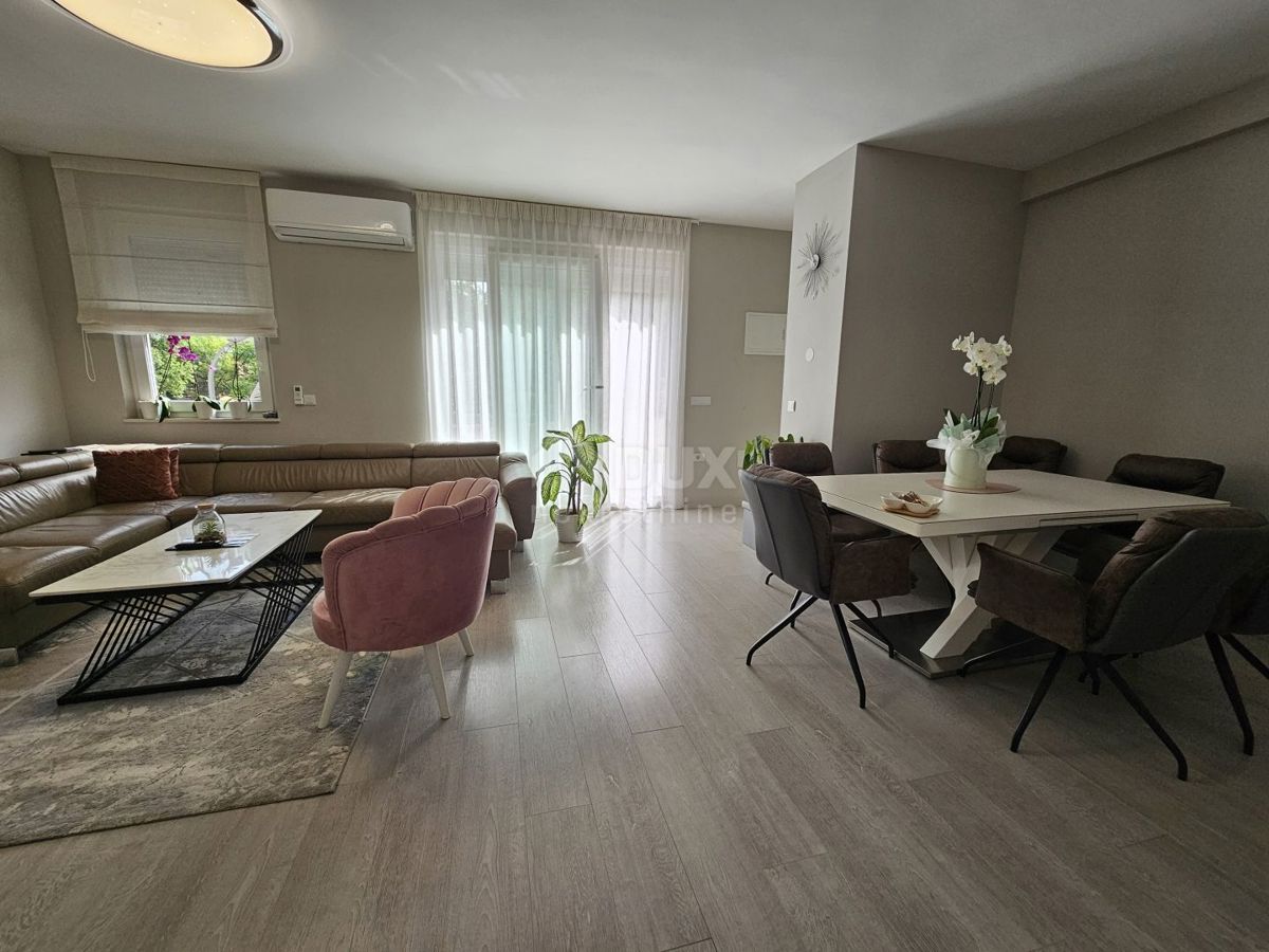 ISTRIA, PARENZO - Casa bifamiliare con tre unità abitative 