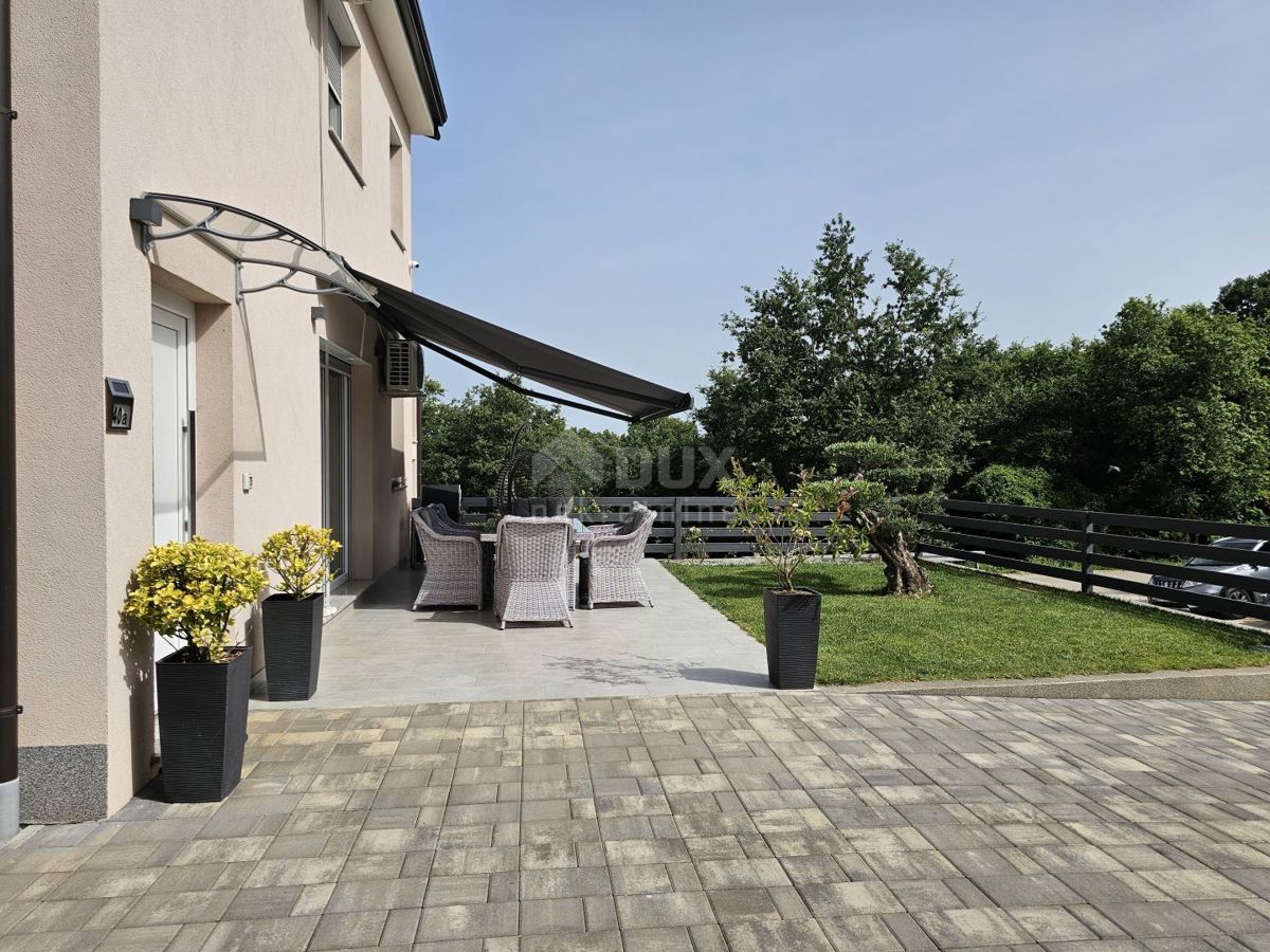 ISTRIA, PARENZO - Casa bifamiliare con tre unità abitative 