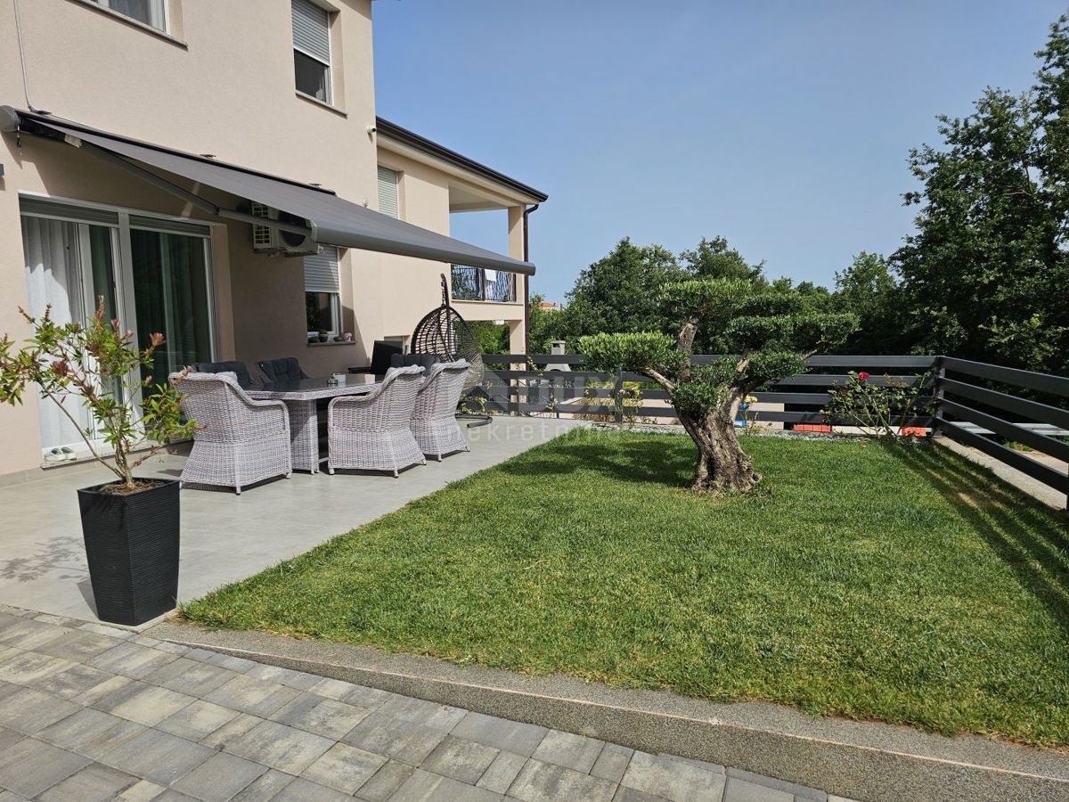 ISTRIA, PARENZO - Casa bifamiliare con tre unità abitative 