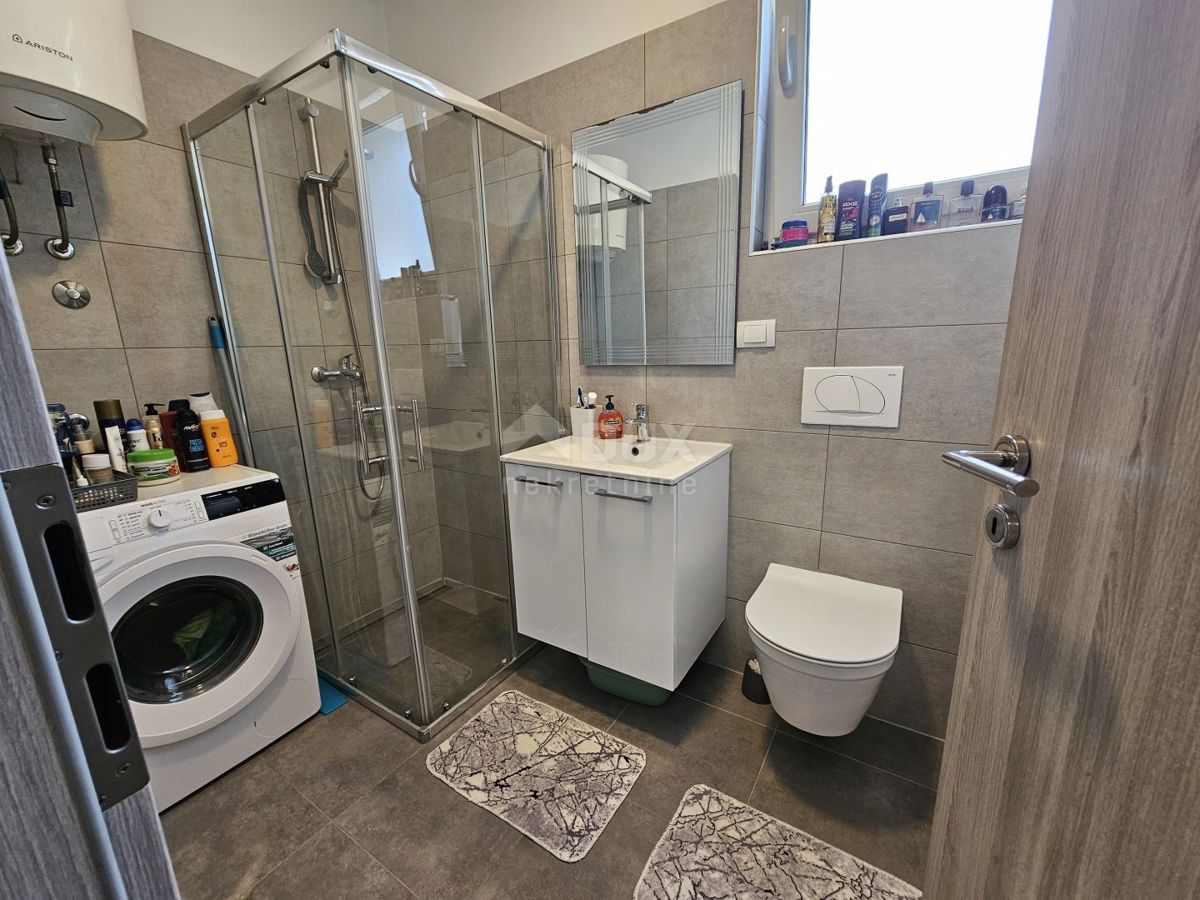 ISTRIA, PARENZO - Casa bifamiliare con tre unità abitative 