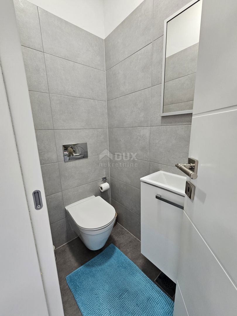 ISTRIA, PARENZO - Casa bifamiliare con tre unità abitative 