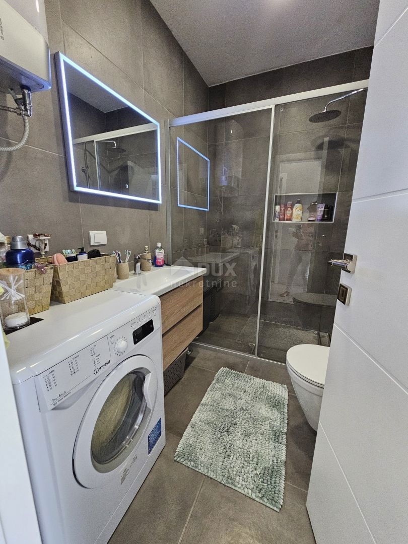 ISTRIA, PARENZO - Casa bifamiliare con tre unità abitative 