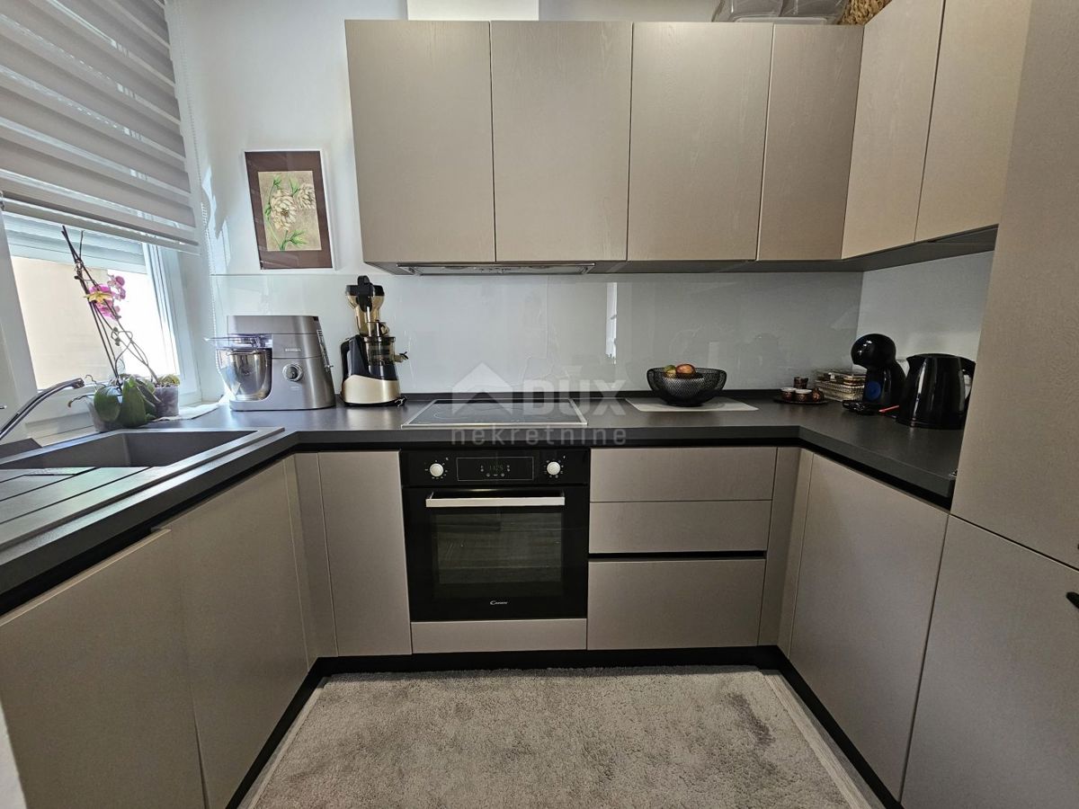 ISTRIA, PARENZO - Casa bifamiliare con tre unità abitative 