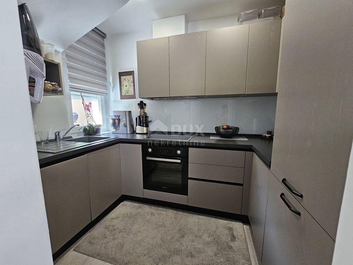 ISTRIA, PARENZO - Casa bifamiliare con tre unità abitative 