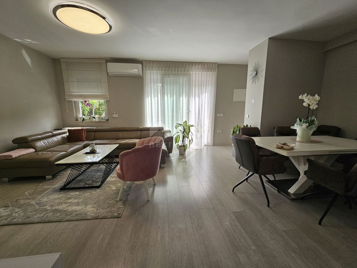 ISTRIA, PARENZO - Casa bifamiliare con tre unità abitative 