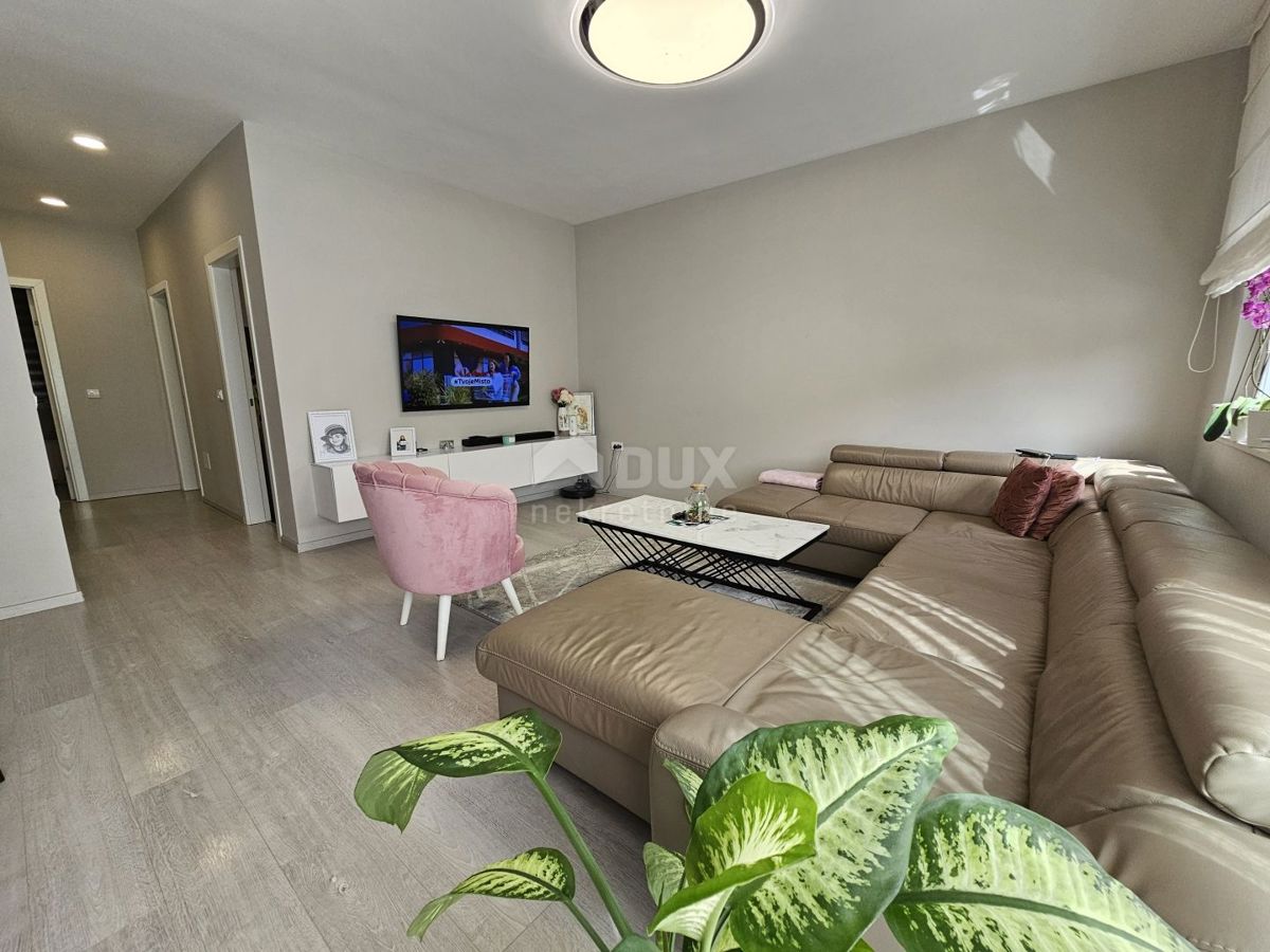 ISTRIA, PARENZO - Casa bifamiliare con tre unità abitative 