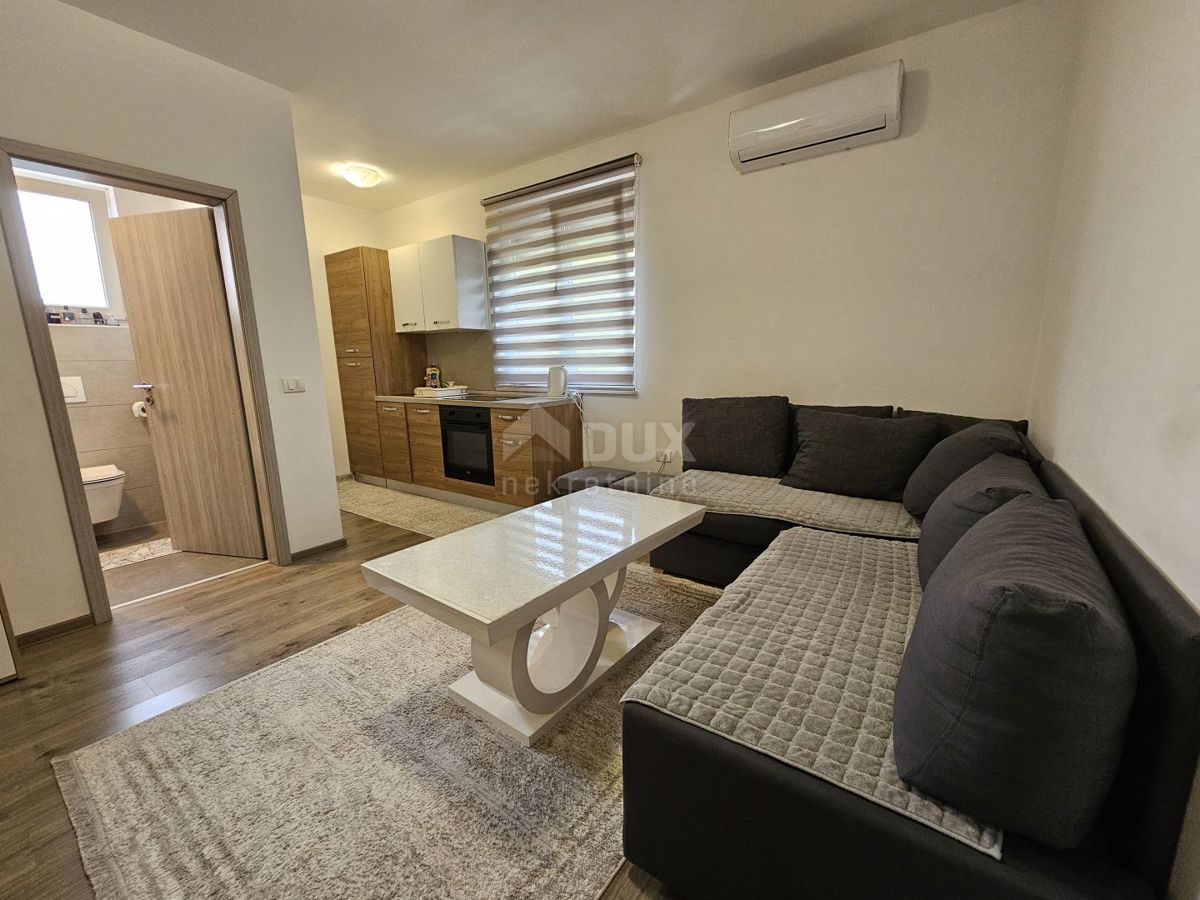 ISTRIA, PARENZO - Casa bifamiliare con tre unità abitative 