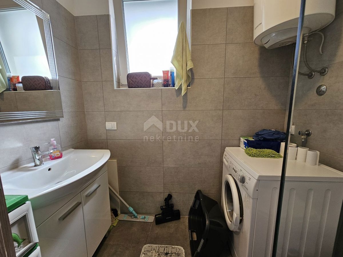 ISTRIA, PARENZO - Casa bifamiliare con tre unità abitative 