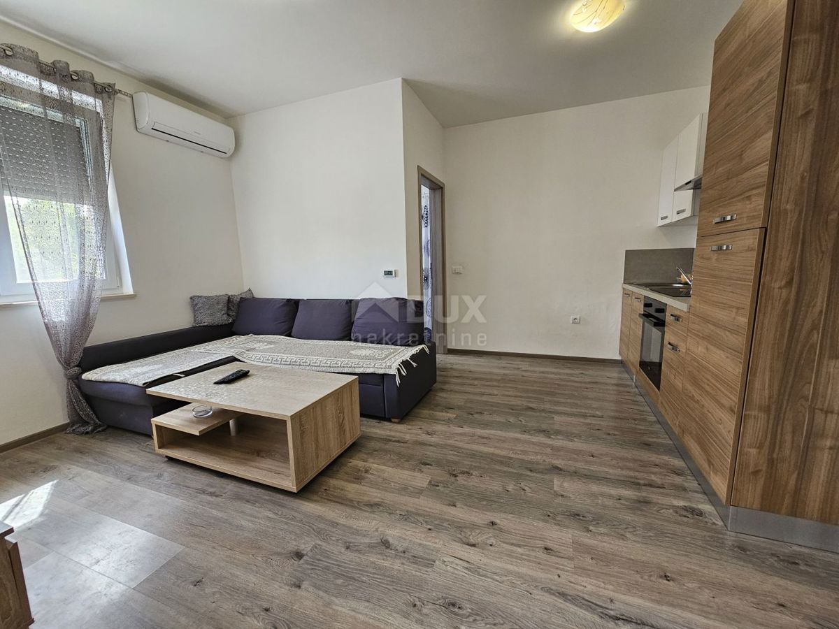 ISTRIA, PARENZO - Casa bifamiliare con tre unità abitative 