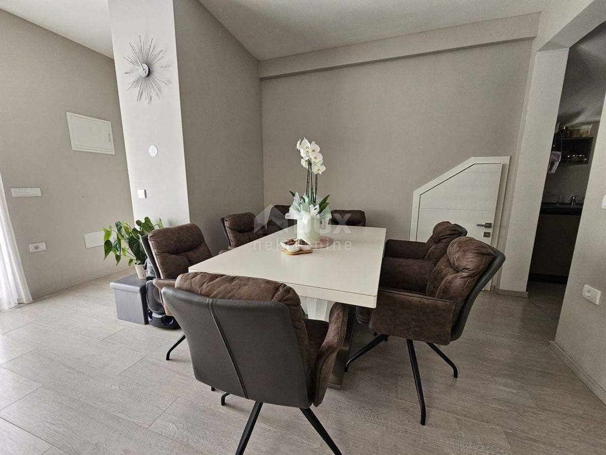 ISTRIA, PARENZO - Casa bifamiliare con tre unità abitative 