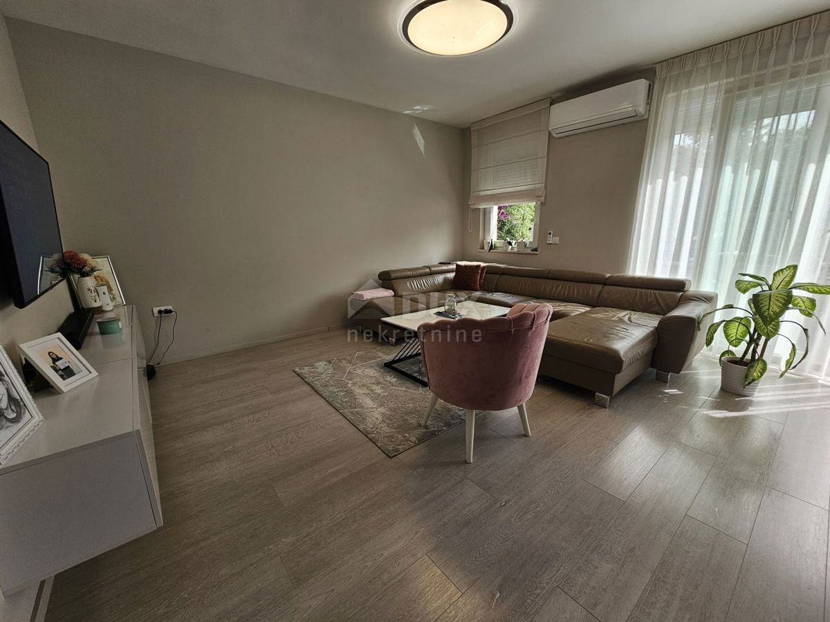 ISTRIA, PARENZO - Casa bifamiliare con tre unità abitative 