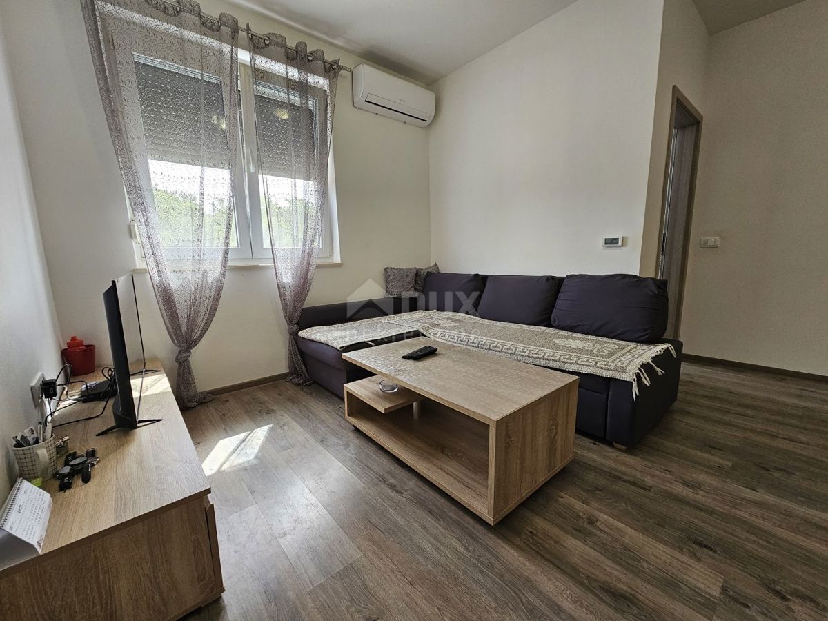 ISTRIA, PARENZO - Casa bifamiliare con tre unità abitative 