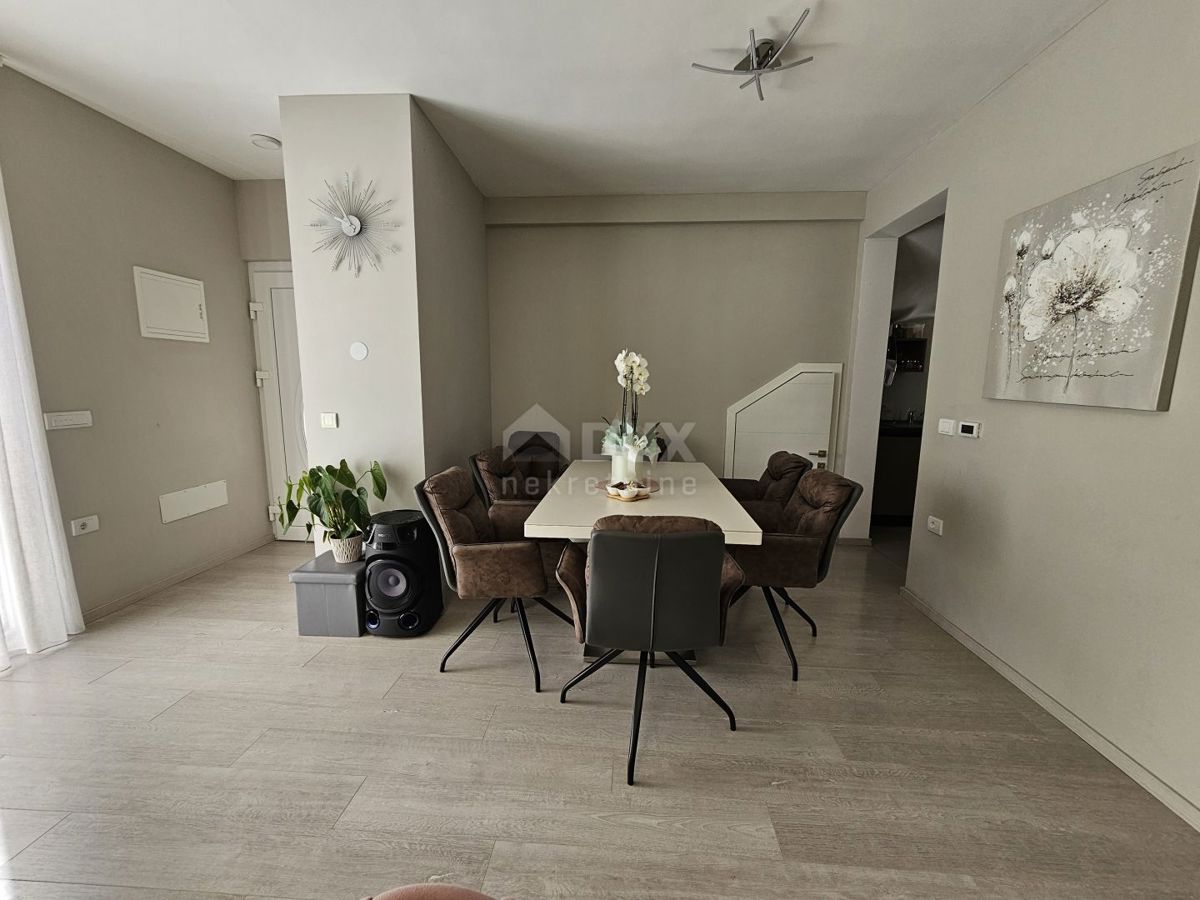 ISTRIA, PARENZO - Casa bifamiliare con tre unità abitative 