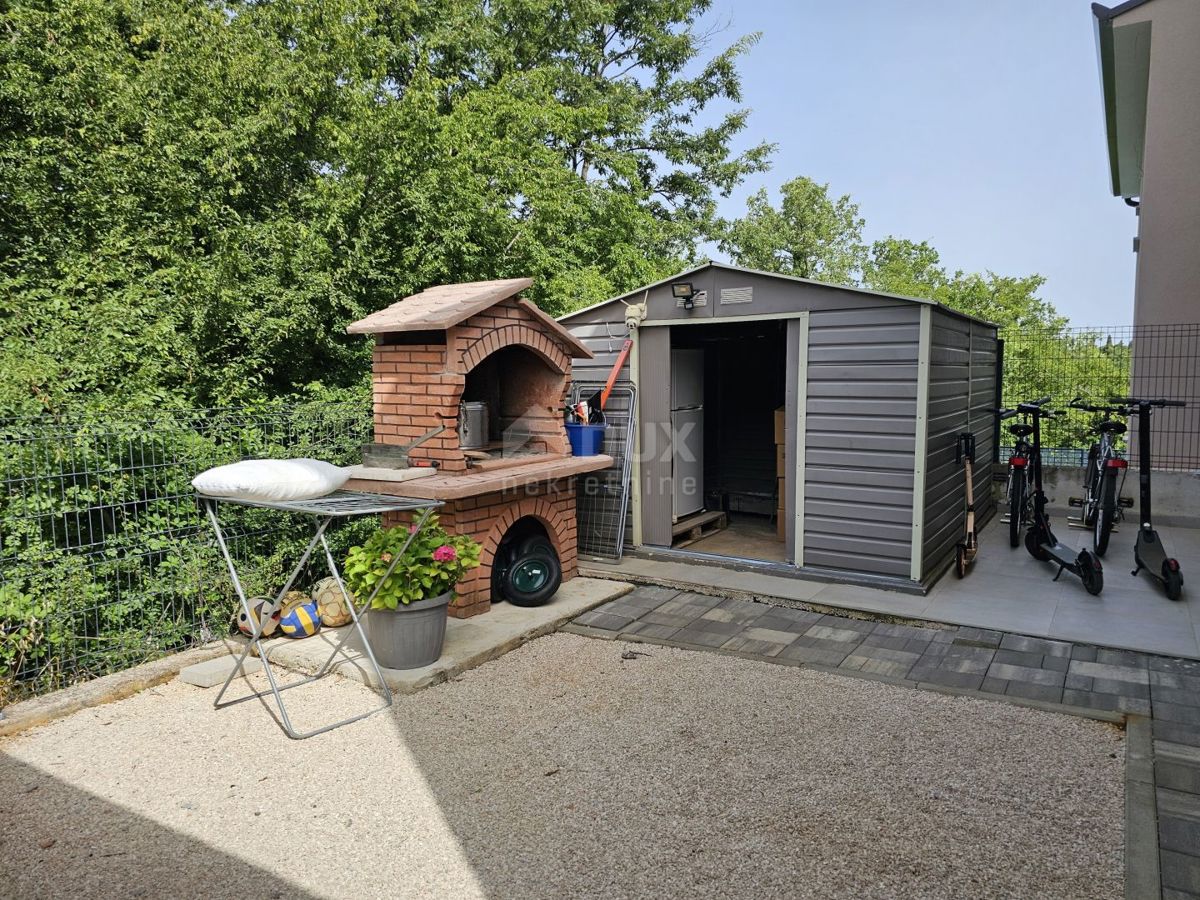 ISTRIA, PARENZO - Casa bifamiliare con tre unità abitative 