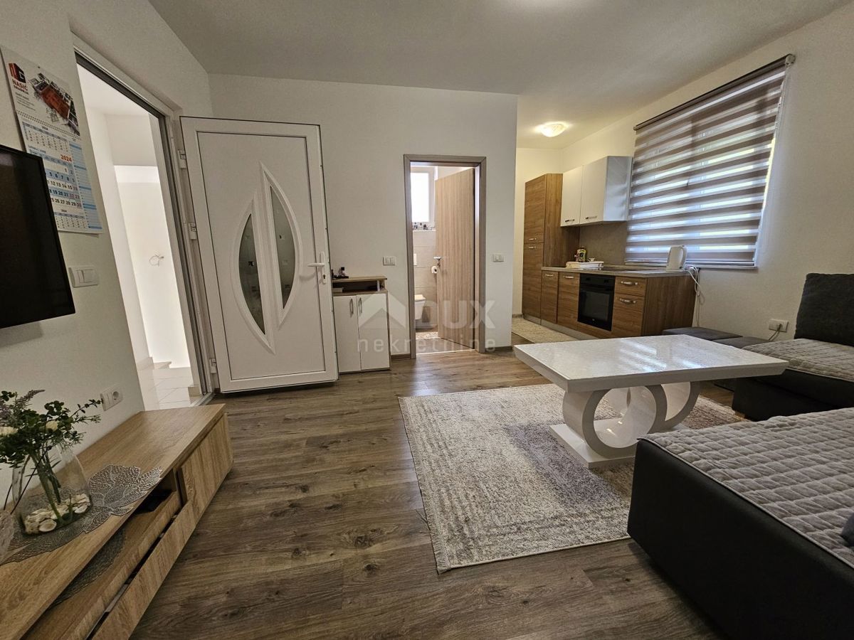 ISTRIA, PARENZO - Casa bifamiliare con tre unità abitative 