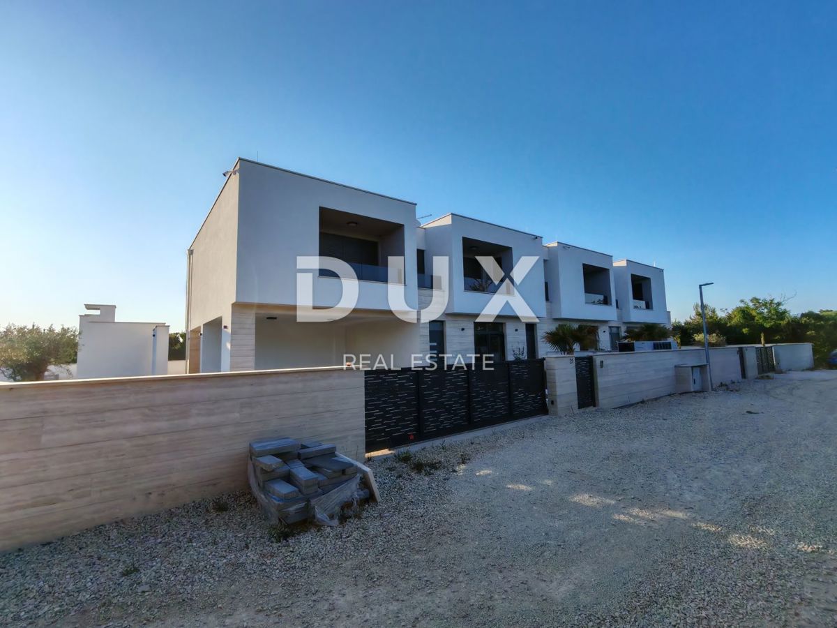 ZADAR, ZATON - Villa bifamiliare di lusso con piscina riscaldata, sauna e palestra! Nuova costruzione! A1